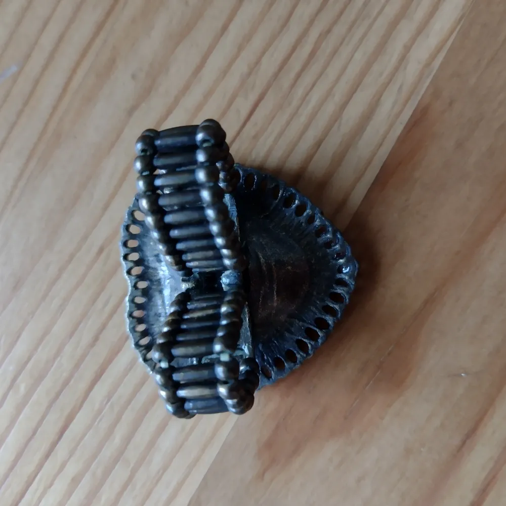 Stor hjärtformad dubbelring. Ca 4 x 4 cm stor. Själva ringarna är elastiska. Använd bara nån enda gång så inte sliten. Frakt 15 kr.. Accessoarer.