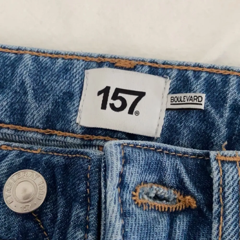 Säljer de här jeansen eftersom de aldrig kommer till användning. Använt de ca 1 gång. Skriv privat vid frågor.💕. Jeans & Byxor.