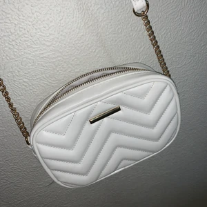 Vit väska - Jättefin vit väska som endast är använd en gång. Säljer för 70kr, frakt ingår självklart!✨😊