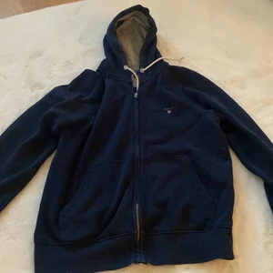 GANT - Hoodie marin blå gant