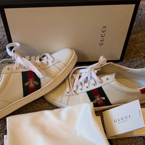 Perfekta vårskorna!!!💕💕💕 - Säljer nu dessa snygga skorna perfekta till våren! De är verkligen jättesköna och stilrena, som passar till allt! De är i väldigt bra skick, nyskick. Allt ingår, dustbag, äktenhetsbevis, box osv! Köpt på Guccis egna butik för 5900 kr😁