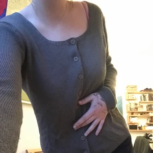 kofta - stickad eller virkad. ganska tunn och med stor halslinning! som kofta eller för sig själv💕 uppskattad storlek. visad på en s