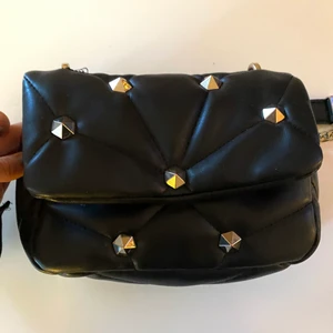 Väska - Supersnygg väska från zara med nitar, köpt i somras och går inte att köpa längre❤️
