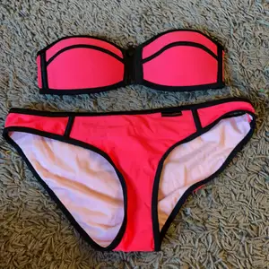 En fin bikini som är rosa och svart🤩 
