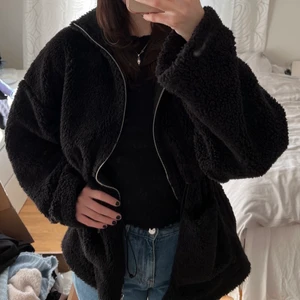 NLY trend teddyjacka - En lite tunnare teddyjacka från NLY trend som framhäver midjan sååå himla snyggt!! Banden vid midjan är justerbara så den borde passa allt mellan en xs-l ❣️ Skriv om ni har några frågor eller funderingar😇