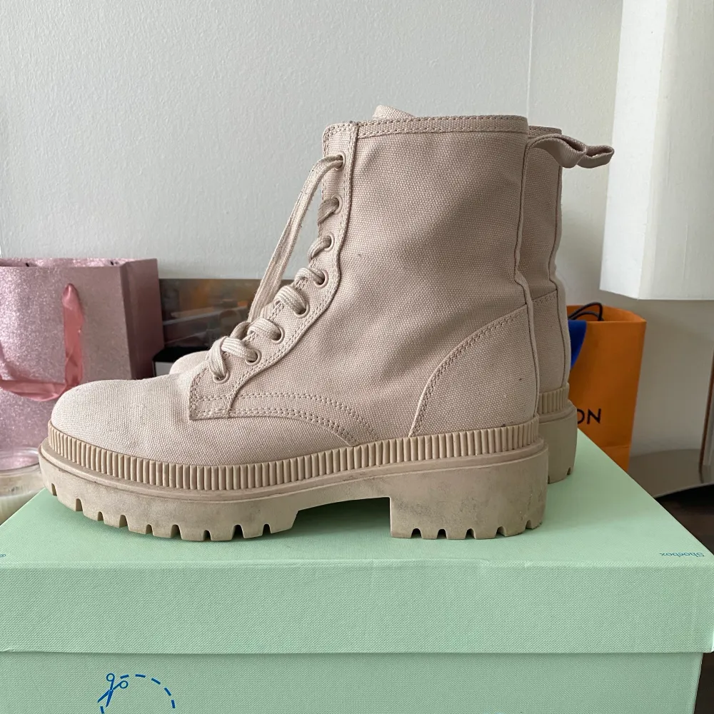 Beige combat boots from hm worn a few times but in good condition size 38. Skor.