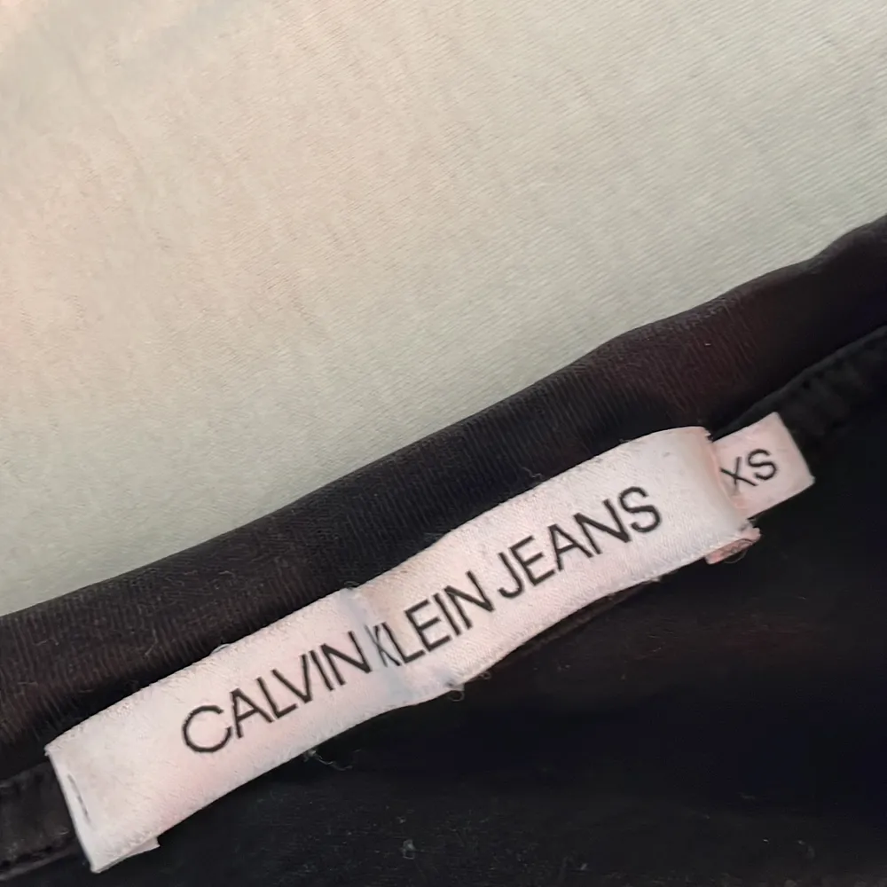 Skön svart Calvin Klein T-shirt. Säljer eftersom den inte används längre. Köpt för 500kr, säljer dock för 200kr. Kan frakta, annars kan jag mötas i Stockholm. . T-shirts.