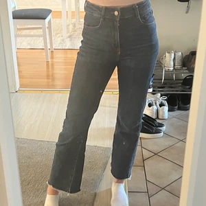 Zara jeans - Säljer dessa jeans från zara på grund av att de inte riktigt kom till användning, endast använt två gånger💕💕