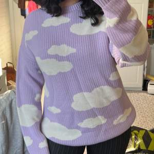 Lila stickad tröja i oversize-modell med molnmönster i strl S (man). Köpt för 439kr. Endast provad och därav i nyskick!! Läs bio för mer info gällande köp🥰🥰