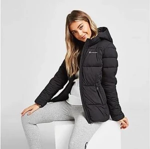 Champion Jacka (nyskick)  - köpte jackan i november och säljer den nu pågrund av att den inte kommer till användning då den inte riktigt är i min smak. Jackan är i nyskick. Vid intresse, tveka inte höra av dig om det är något du undrar över eller för fler bilder! 😃 