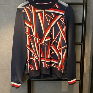Tommy Hilfiger tröja - Fin marinblå tröja med röda och vita detaljer. Skön och snygg att ha både till fest och vardags! Andvänd några gånger, nypris: 1500kr Mitt pris: 300kr