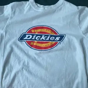 Säljer denna dickies tröja som inte används längre. Kan mötss upp i stockholm. 