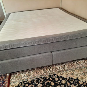 Dubbelsäng  - Kontinentalsäng/dubbelsäng 180cm bred ×200cm lång,höjd74cm med bäddmadrass och 4 metalben säljer jag för 7000 kronor. Ny pris 24995 kronor. Det är bara använt ett år och är i gott skick. Jag köpte det på Mio. Det är jätte skön dubbelsäng och är väldigt bekväm. Säljer det för att jag har litet sovrum. Bäddmadrass 10cm tjock ingår och 4 metalben.