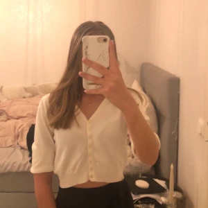 Vit tröja - Croppad kofta från KappAhl som även går att använda som tröja i storlek 36/38, men passar även 34 vilket jag vanligtvis har. Aldrig använd. 💙