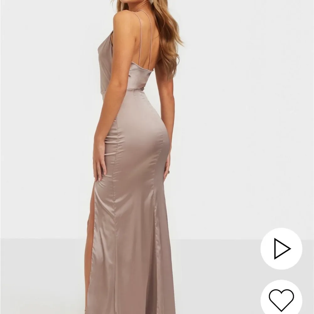 Säljer denna slutsålda balklänning från Nelly då jag beställde flera och valde en annan🥰 storlek 38, stretchigt tyg, sitter jättefint och väldigt bekväm! Bilderna är från hemsidan, bara att fråga om egna bilder!. Klänningar.