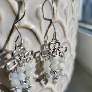 Handgjorda örhängen med äkta skalpärlor. Silverpläterat örhängen som även deed allergi kan använda.   Se gärna min instagram: sannas_hantverk  Se gärna mina andra smycken som finns under mina annonser. 