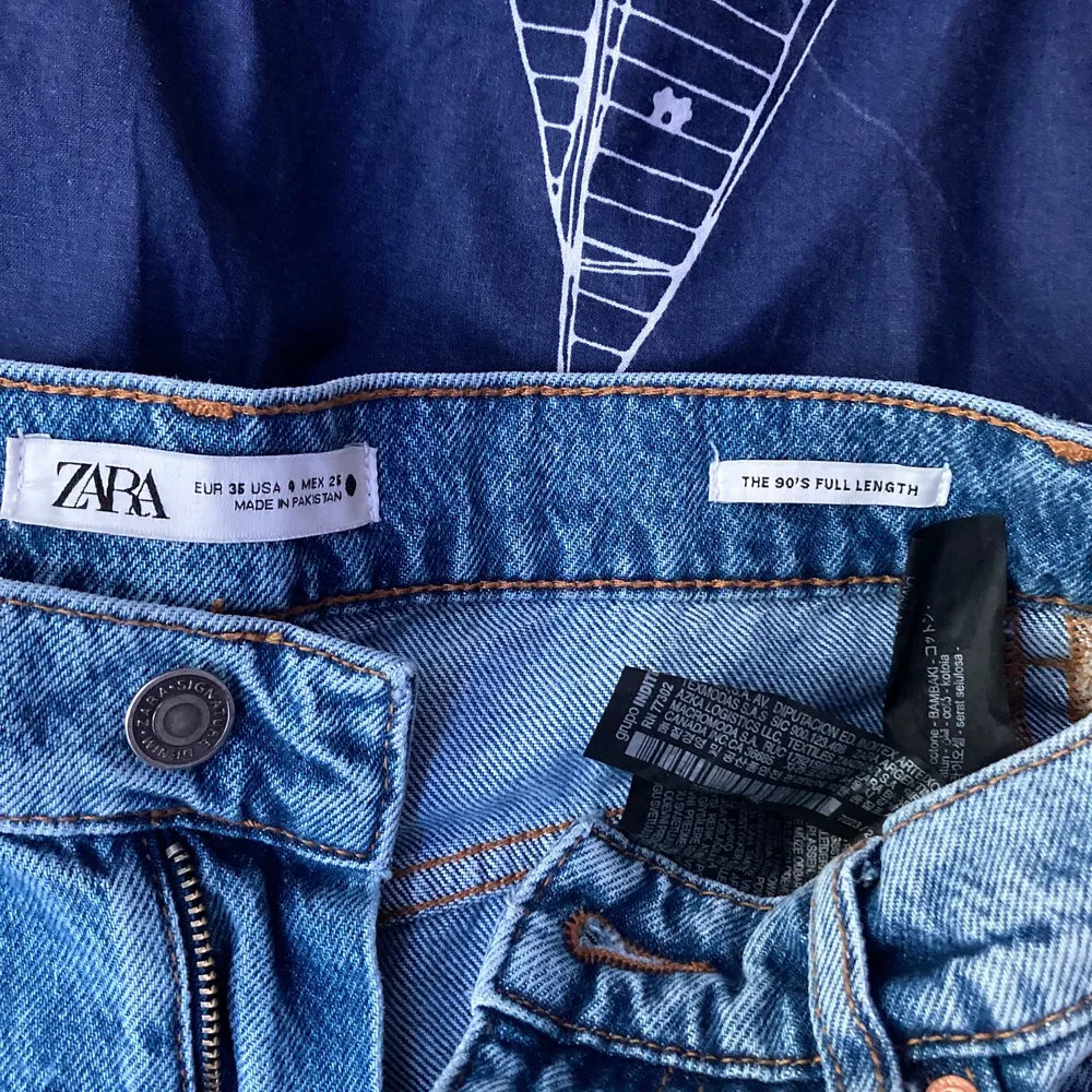 Sköna långa jeans från zara i storlek 36, bara testade! Frakt tillkommer i priset💓. Jeans & Byxor.