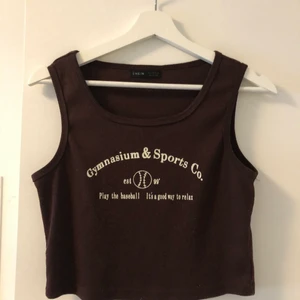 linne från shein  - brunt linne med vit text från shein. storlek M 🤍