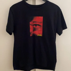 T-shirt med tryck  - Cool svart T-shirt med tryck från Carlings, knappt använd 