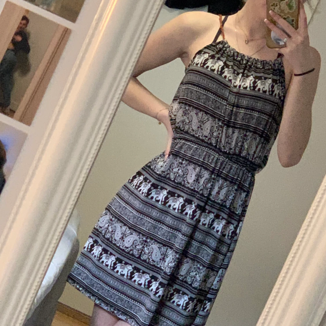 Grå elefantklänning