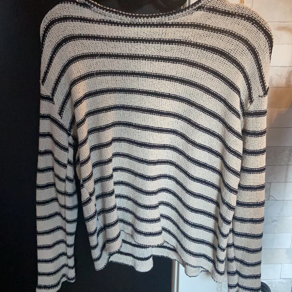 Jättefin tröja från zara! Säljer då jag nästan aldrig använt den, köparen står för frakt💕. Stickat.