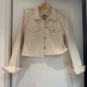 Croppad beige/cremevit jeansjacka - Croppad jeanjacka från weekday. Använd 2 ggr. Bra skick!