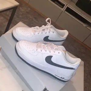 Jättefina oanvända sneakers, storlek 38. Nypris 1250 säljer för 900