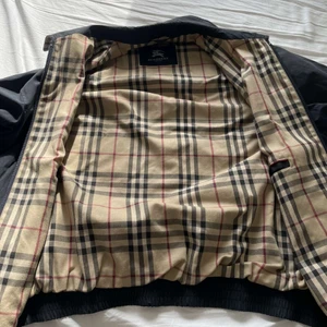 Burberry jacka  - Säljer nu min burberry jacka i fräscht skick  nypris 7999kr. Bud 2500 BIN: 3000