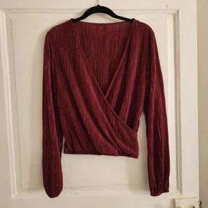 Topp - Blus i storlek s. Är i bra skick, knapps använd.