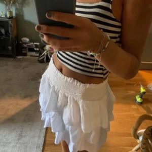 Volangkjol från H&M  - Säljer denna vita volangkjol från H&M som är slutsåld i storlek 158-164, men sitter perfekt på mig som vanligtvis har XS/S. Resår i midjan vilket gör den mer töjbar och att den sitter fint och bekvämt:) Använd en gång, så den är så gott som ny. Hör av er vid frågor😊