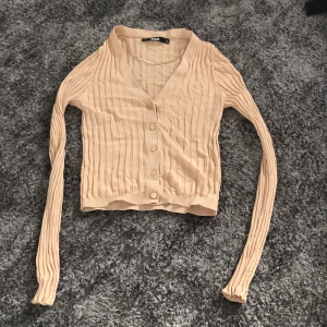 Kofta - En jätte fin lite tight variant av kofta. Ngn tråd som åkt upp annars superfint skick!