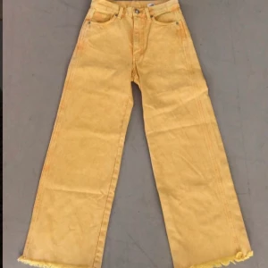 Gula jeans  - Gula ”tvättade” jeans från monki. Använda endast en gång💞 jag är 160 och dom sitter perfekt. Bilder lånade från amandasaltis