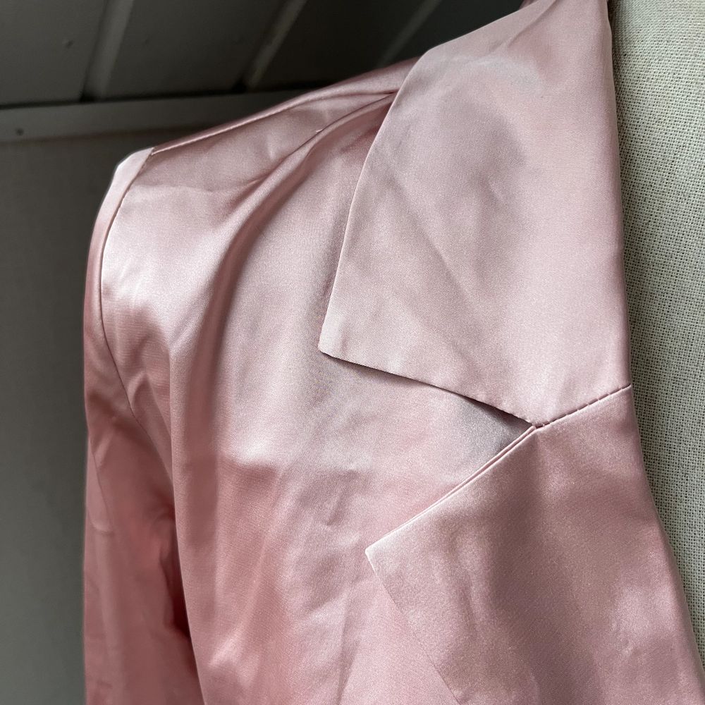 En rosa silkesskjorta med band som man knyter. Köpt från Bikbok i storlek M.. Skjortor.