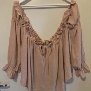 Off shoulder topp - En rosa/beige off shoulder topp i strl L, den är i fint skick. Kan skickas mot fraktkostnad.