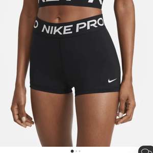 Säljer mina Nike PRO shorts pga beställde fel modell och har köpt nya nu, Använda 2 gånger och dom är som nya. Nypris 330kr, st s men passar även xs (jag har xs/xxs i vanliga fall)