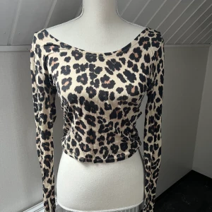 Leopardtröja - Leopardtröja från Gina Tricot i storlek S. Mer öppen bak i ryggen och rund u-ringning.