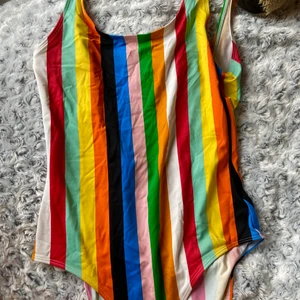 Randig färglad baddräkt - Färglad rengbågs baddräkt med öppen rygg💖 Det står att den är i storlek xs men den är inte alls tight på mig som är en M!