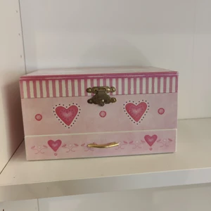 Smyckesskrin - Jättefint smyckesskrin med baletttema. Det finns en speldosa i som går att skruva upp och så spelar den en liten melodi 🥰 spegel finns också inuti. Varsamt använd, hämtas helst upp i Malmö men kan också frakta. 