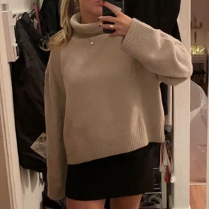 Stickad tröja - Super fin stickad tröja med krage från H&M! Säljer pga ingen användning 💕💕