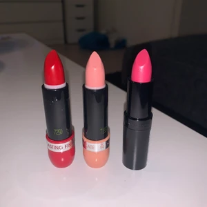 Läppstift  - Säljer tre oanvända läppstift för 100kr 