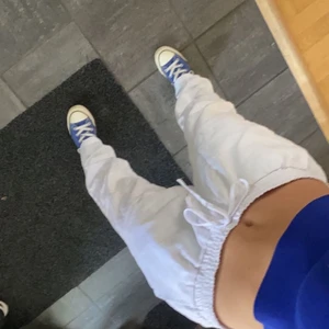 Vita linnebyxor  - Säljer mina vita linnebyxor som är köpta utomlands för ungefär ett år sedan. Sitter lite stort på mig som är 164cm men de sitter snyggt oversized. Det finns ett tyg inne i byxorna som gör att dom inte är genomskinliga vilket jag uppskattar. Tyget går dock att klippa bort om man skulle vilja de sedan.✨Hör av er i dm vid frågor eller intresse. Tillkommer 66kr i frakt som inte är inräknade i budet du lägger✨KÖP DIREKT: 400kr + frakt
