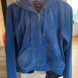 Juice couture  - En blå juicy couture kofta i stolen M, säljer denna då jag aldrig använt den så den är i bra skick och prislappen är kvar! Skriv för mer bilder eller frågor + köparen står för frakten