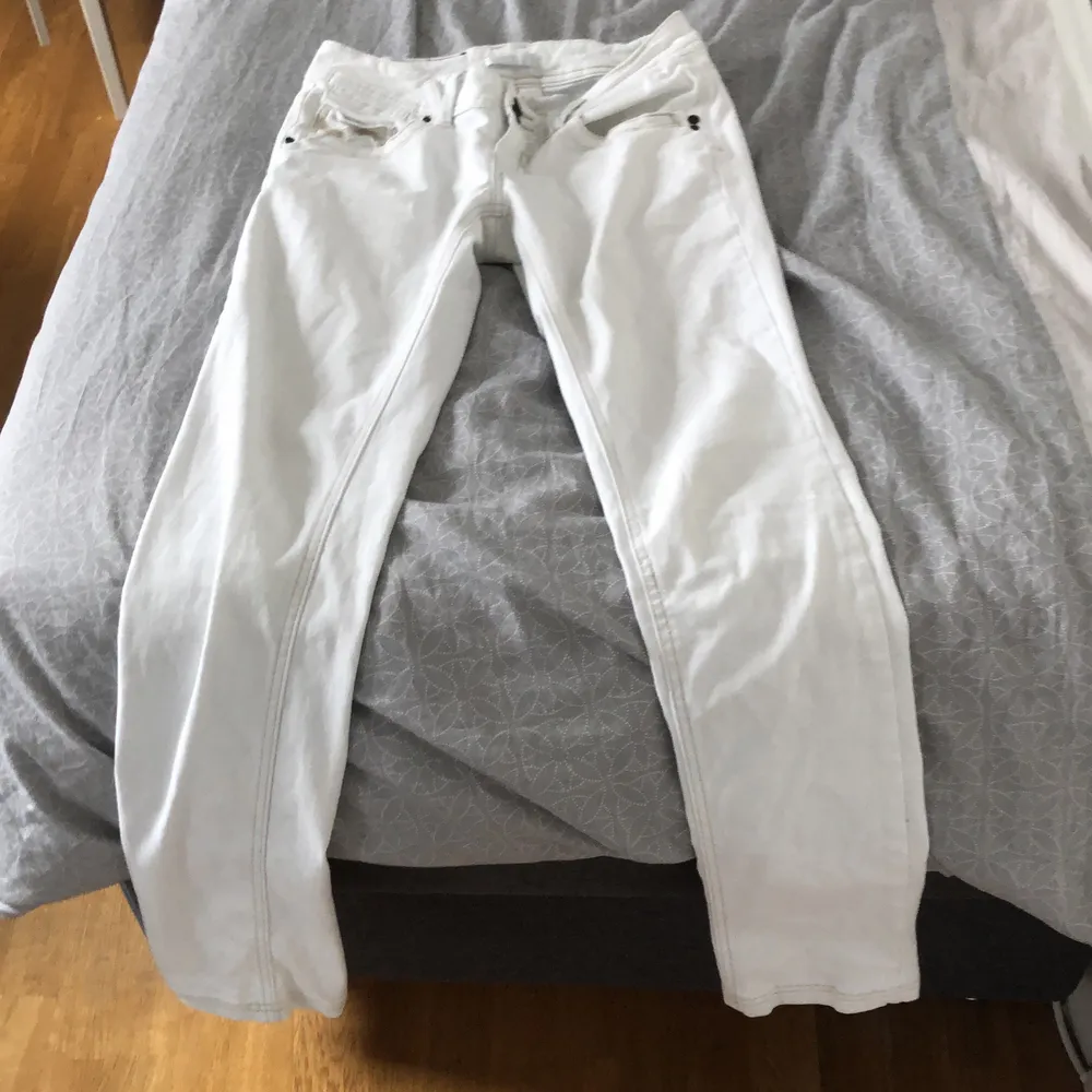 Supersnygga vita vintage lowrise jeans🤍🤗 Inga fläckar. Straight fit typ. . Jeans & Byxor.