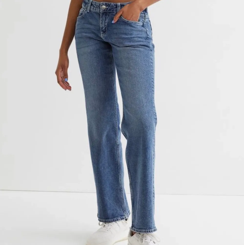 Säljer dessa snygga lågmidjade flare jeans som endast är använda en gång och säljer pga att jag ej gillade dom. . Jeans & Byxor.