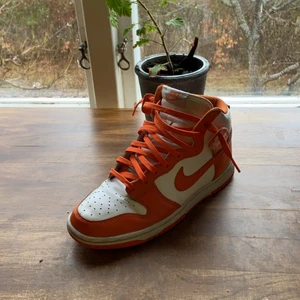 🟠 Dunk Syracuse high 🟠 - Storlek 40-42 condition 8/10 pris 1500kr