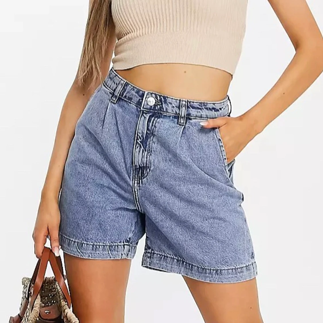 đjeansshorts i mom-modellđ