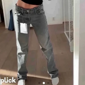 Zara midwaisted jeans - Intressekoll på mina midwaist jeans ifrån zara. Säljer endast vid bra bud. Inga deffekter och är exakt samma modell som på bilden☺️❤️