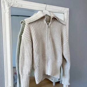 🍦rib-knit tröja med dragkedja🍦 - En fin och sparsamt använd ribbstickad tröja med dragkedja från Zara! Strl. M😇 sitter figurnära runt midjan