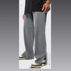 Byxor med klippt ben. - Säljer pågrund av för små i rumpan. De är i storlek 30 och är lite långa. Skulle passa på personer i längden 175-180cm med en lite mindre rumpa. De är helt nya oöppnade.