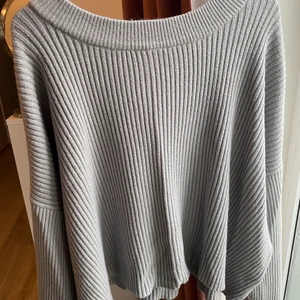 Stickad tröja - Fint skick och väldigt mysig, sticks inte utan är väldigt mjukt material